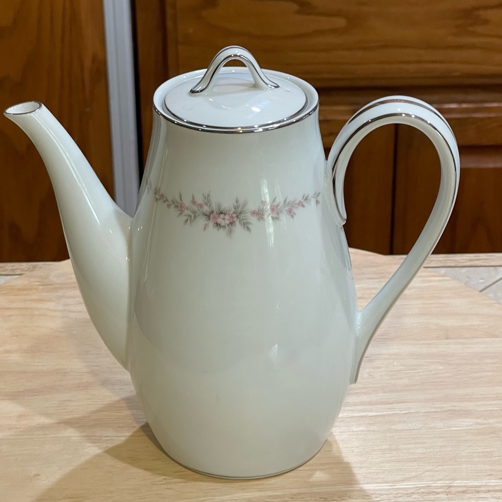 Noritake Rosepoint teapot 9”